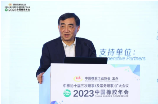 中橡協高級副會長、中策橡膠集團股份有限公司董事長沈金榮發(fā)表了題為“后疫情時代的中國輪胎行業(yè)”的演講，引起了業(yè)內廣泛的討論和關注。