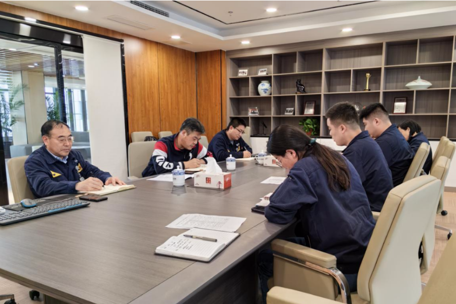 會(huì)上，王宏及各研發(fā)項(xiàng)目組長(zhǎng)就青島黑貓近期的研發(fā)進(jìn)度及新產(chǎn)品的推廣銷售情況展開匯報(bào)。魏明充分肯定了青島黑貓研發(fā)工作方面的努力，并對(duì)青島黑貓新產(chǎn)品表示支持，青島黑貓要充分發(fā)揮科技研發(fā)實(shí)力，為股份公司創(chuàng)造更大利潤(rùn)價(jià)值，實(shí)現(xiàn)企業(yè)高質(zhì)量發(fā)展新篇章。