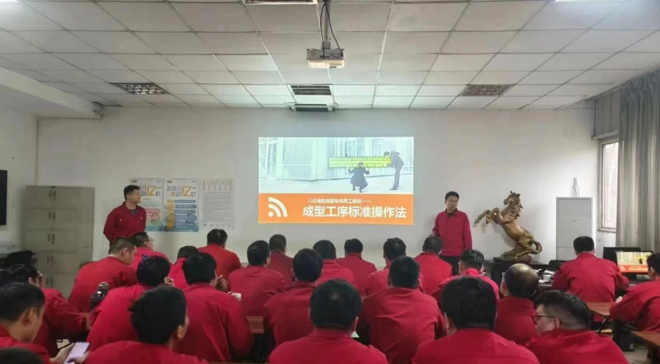 八億橡膠公司成型車間開展自教育實踐活動以來，通過結合車間實際情況，采取有力措施，推進質(zhì)量管理工作，取得明顯成效。