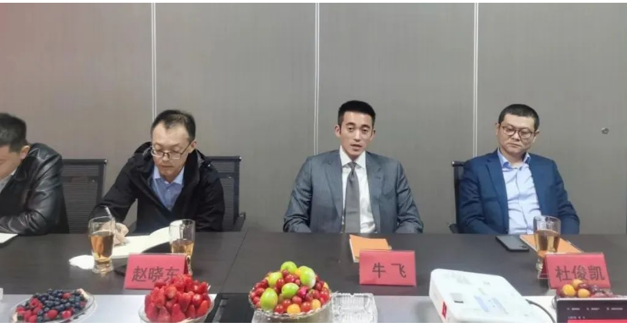 在張緒艮的陪同下，牛飛一行參觀了企業(yè)輪胎倉庫及辦公樓。隨后，雙方在會議室，進行有關(guān)座談交流。