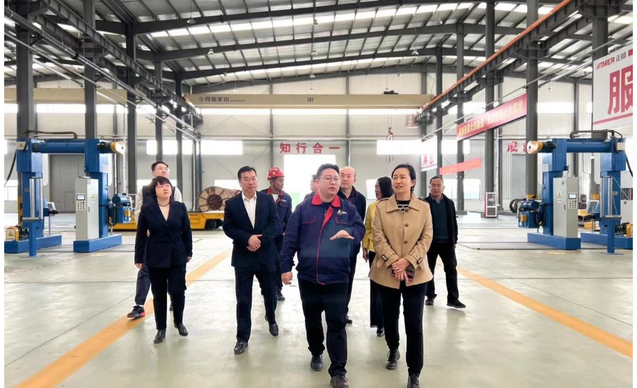 滕州市政協(xié)副主席、工商聯(lián)主席李慧，市委統(tǒng)戰(zhàn)部副部長、工商聯(lián)黨組書記、常務(wù)副主席趙海濤一行來蒞臨正威華能項(xiàng)目調(diào)研。調(diào)研組一行來到正威華能新材料科技有限公司，實(shí)地查看了生產(chǎn)車間，與企業(yè)負(fù)責(zé)人進(jìn)行了深入交流，聽取了企業(yè)科研成果轉(zhuǎn)化、運(yùn)營管理、未來規(guī)劃等情況介紹。