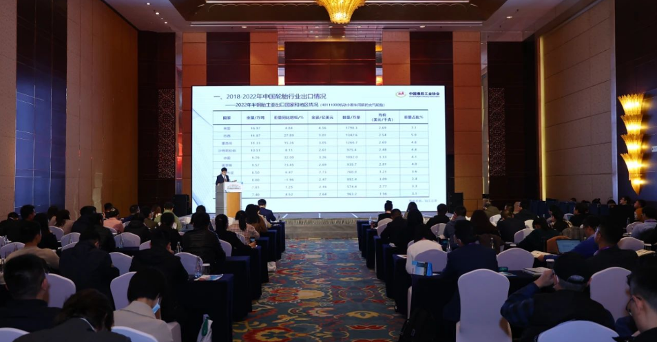 中國(guó)橡膠工業(yè)協(xié)會(huì)主辦的“2023中國(guó)橡膠年會(huì)”進(jìn)入第二天議程。會(huì)上，五位發(fā)言人就市場(chǎng)縱覽主題進(jìn)行了精彩的報(bào)告。內(nèi)容涉及我國(guó)乘用車替換胎市場(chǎng)需求增速、新能源車滲透率、歐盟及英國(guó)TBR“雙反”復(fù)審應(yīng)對(duì)、全球OTR輪胎市場(chǎng)展望等。