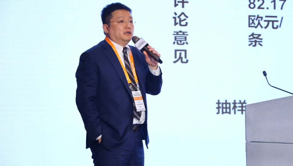 其次，LMC汽車市場(chǎng)咨詢(上海)有限公司總經(jīng)理曾志凌發(fā)表了《中國(guó)乘用車市場(chǎng)現(xiàn)狀與展望》的報(bào)告。他認(rèn)為，由于碳酸鋰電池價(jià)格接近腰斬，新能源車價(jià)格戰(zhàn)成為拉動(dòng)銷量的手段，中國(guó)新能源車市場(chǎng)仍有潛力和空間。從價(jià)格段來(lái)看，價(jià)值10萬(wàn)～15萬(wàn)元/輛的乘用車電動(dòng)化比例僅為14.3%。從區(qū)域來(lái)看，電動(dòng)車占有率東部沿海較內(nèi)陸為高。從法規(guī)來(lái)看，雙積分3.0版政策將進(jìn)一步推動(dòng)電動(dòng)化進(jìn)程。預(yù)計(jì)到2023年，我國(guó)新能源車的滲透率將達(dá)到35%，2025年將達(dá)到44%。