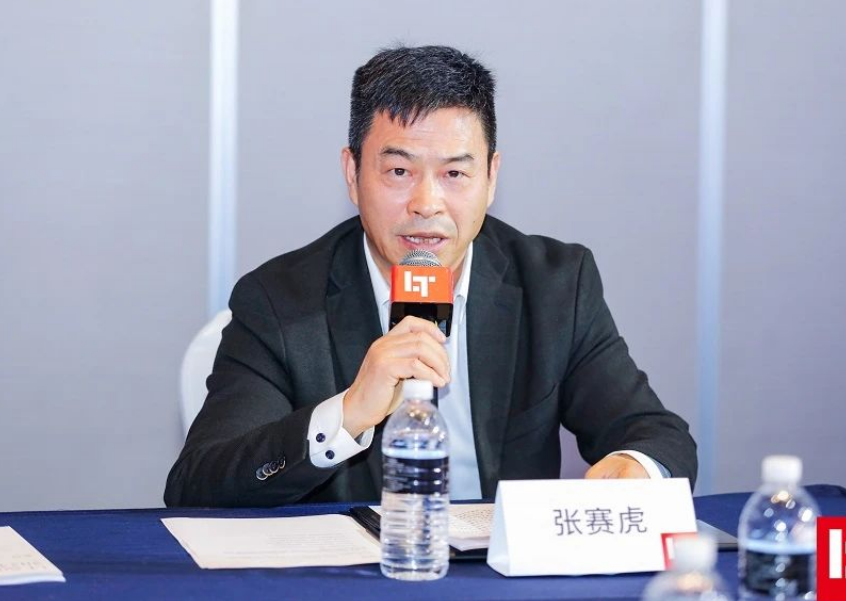 在大會G20領(lǐng)袖峰會上，薩馳智能高級副總裁張賽虎發(fā)表重要演講，向參會的領(lǐng)導(dǎo)和同仁分享了薩馳智能在智能產(chǎn)線、智慧工廠一站式整體解決方案和服務(wù)方面積累的經(jīng)驗，以及未來的發(fā)展方向和思路。他強調(diào)，薩馳智能將始終堅持創(chuàng)新驅(qū)動戰(zhàn)略，聚焦高端核心裝備制造、高效供應(yīng)鏈和優(yōu)質(zhì)客戶服務(wù)的數(shù)字化智能產(chǎn)線高質(zhì)量發(fā)展戰(zhàn)略，為更多行業(yè)的企業(yè)邁向數(shù)智物流、實現(xiàn)數(shù)字化轉(zhuǎn)型提供更好的服務(wù)。