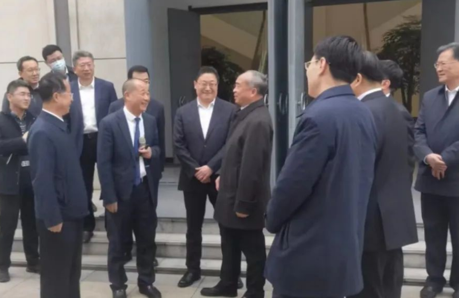 此外，林武書記強調(diào)，要著力營造一流營商環(huán)境，為企業(yè)和園區(qū)的發(fā)展提供優(yōu)質(zhì)高效服務(wù)。他表示，安全生產(chǎn)責任重于泰山，企業(yè)要扛牢主體責任，嚴格落實安全生產(chǎn)各項制度要求。在此次調(diào)研中，還有省委常委、秘書長張海波，省直有關(guān)部門主要負責同志參加，新區(qū)工委書記孫永紅、董家口管委主任楊亦武、金能科技董事長秦慶平等陪同觀摩。
