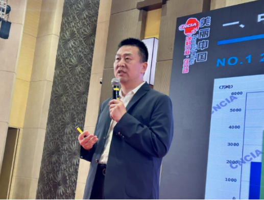 中國涂料工業(yè)協(xié)會秘書長劉杰作為論壇嘉賓之一，提出了中國涂料行業(yè)的趨勢及寧波涂料產(chǎn)業(yè)發(fā)展建議。他認(rèn)為，未來涂料行業(yè)將由發(fā)展大范圍增量的時(shí)代轉(zhuǎn)變?yōu)榉€(wěn)中求進(jìn)。他預(yù)測，未來5-10年，低VOCs含量的涂料以及溶劑型高固體分涂料將是發(fā)展的趨勢。同時(shí)，他建議寧波涂料企業(yè)積極順應(yīng)行業(yè)發(fā)展趨勢，以綠色、專業(yè)、精細(xì)、高效實(shí)現(xiàn)穩(wěn)中求進(jìn)發(fā)展之路。