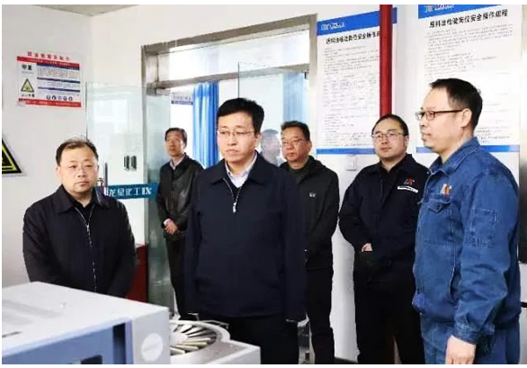 段堯剛、柴哲一行先后參觀了龍星化工股份有限公司發(fā)展規(guī)劃展廳、中央控制中心、實(shí)驗(yàn)中心、炭黑及白炭黑生產(chǎn)線、中豪熙湖——龍星公園等地，并召開座談會。座談會上，龍星化工股份有限公司相關(guān)負(fù)責(zé)人介紹了企業(yè)概況及山西龍星碳基新材料循環(huán)經(jīng)濟(jì)產(chǎn)業(yè)項(xiàng)目進(jìn)展情況，與會人員就加快項(xiàng)目建設(shè)進(jìn)度進(jìn)行了發(fā)言。