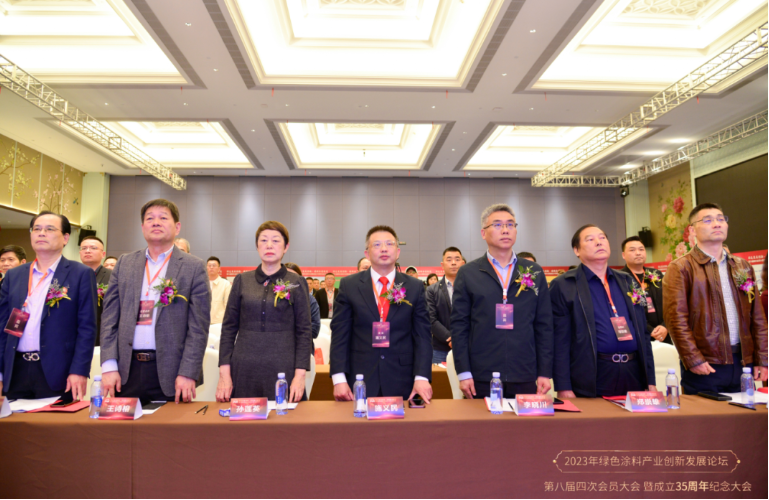會(huì)議圍繞福建省產(chǎn)業(yè)政策法規(guī)、綠色涂料企業(yè)轉(zhuǎn)型升級(jí)、上下游產(chǎn)業(yè)有效融合、行業(yè)綠色發(fā)展等話題展開討論。會(huì)上，福建省涂料工業(yè)協(xié)會(huì)積極打造“中國(guó)仿石涂料基地”名片，開展產(chǎn)業(yè)鏈融合創(chuàng)新，引領(lǐng)中國(guó)仿石涂料行業(yè)健康可持續(xù)發(fā)展，在仿石涂料的上下游產(chǎn)業(yè)鏈進(jìn)行研發(fā)、生產(chǎn)、營(yíng)銷、施工應(yīng)用、施工培訓(xùn)整合并制定相應(yīng)標(biāo)準(zhǔn)。