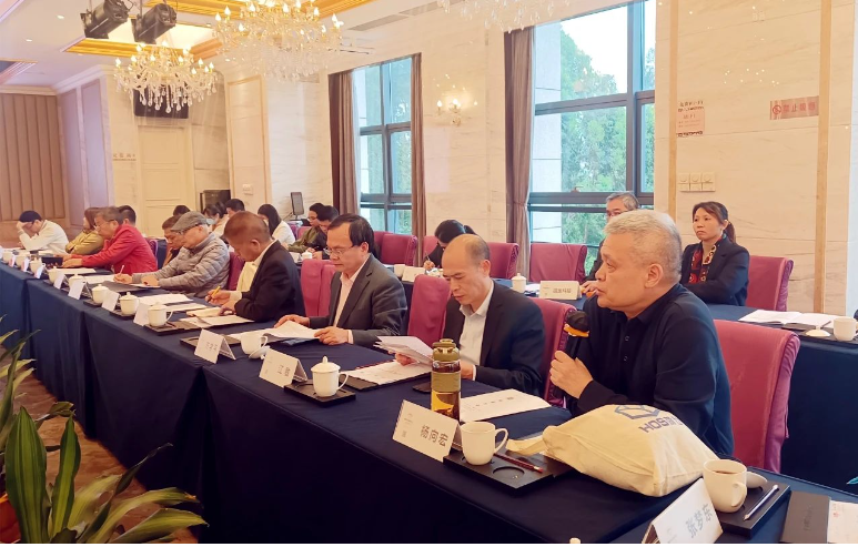 與會理事們就如何為會員企業(yè)賦能、增強會員凝聚力、辦好商會等議題提出了許多一針見血的意見，形成了多個優(yōu)質(zhì)的實施方案，就商會建設(shè)方面達成共識。