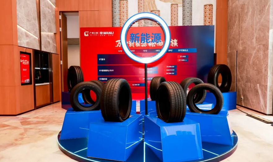萬力表示，2023年，國內(nèi)新能源車市場競爭呈現(xiàn)白熱化趨勢，使用場景不斷拓寬。萬力輪胎準(zhǔn)確把握新能源車輪胎市場變化形勢，基于多年新能源產(chǎn)品研發(fā)經(jīng)驗(yàn)，十年磨一劍，從用戶需求入手，打造新能源時代的專屬好產(chǎn)品。