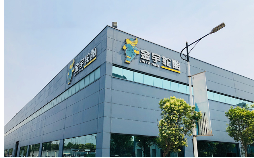 “國家級綠色工廠”創(chuàng)建活動是國家工信部針對符合“綠色發(fā)展”企業(yè)給出的權(quán)威認(rèn)定。近年來，公司積極推動綠色制造體系建設(shè)，堅(jiān)持生產(chǎn)潔凈化、制造綠色化、廠區(qū)園林化、體系完善化，在實(shí)踐中構(gòu)建綠色發(fā)展模式。公司將科學(xué)減碳理念貫徹輪胎產(chǎn)品的全生命周期，并將創(chuàng)新理念、智能生產(chǎn)、協(xié)同發(fā)展、綠色環(huán)保等要素相融合，優(yōu)化生產(chǎn)工藝和設(shè)備，加速綠色轉(zhuǎn)型升級。