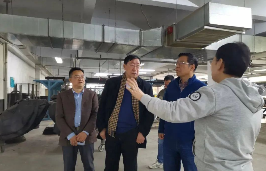 在二樓大廳，大家共同觀看了輪胎翻新宣傳片以及智能管理系統(tǒng)視頻資料。張秀麗詳細為李會長一行介紹了智能管理系統(tǒng)的目的以及各項功能等。接著，大家共同參觀了鄭州萬通輪胎文化園，并參觀了翻新研發(fā)室。張秀麗詳細講解了輪胎的價值，稱一條輪胎完磨后只能發(fā)揮出30%的價值，其余70%的價值在于胎體。萬通采用普利司通的多次翻新工藝，翻新胎的胎面膠使用里程可達25到30萬公里，同樣具有普利司通新胎的性能。張秀麗表示，翻新和智能管理系統(tǒng)項目符合當代的創(chuàng)新趨勢，是發(fā)展循環(huán)經(jīng)濟綠色經(jīng)濟，可有效降低車輛事故，實現(xiàn)數(shù)字化轉型。