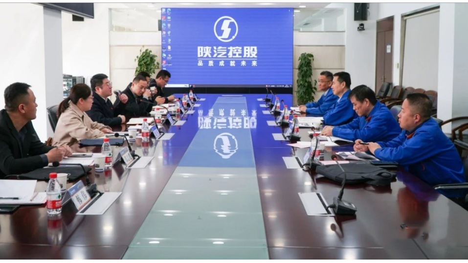 延長橡膠公司總經理張航偉一行到陜西汽車控股集團有限公司參觀交流。雙方就全面深化戰(zhàn)略合作事宜進行了座談。
