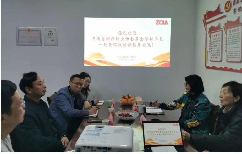 為加強(qiáng)兄弟協(xié)會(huì)之間的溝通，河南省涂料行業(yè)協(xié)會(huì)秘書長(zhǎng)蘇全軍一行4人于3月29日下午蒞臨浙江省涂料工業(yè)協(xié)會(huì)走訪學(xué)習(xí)。雙方就理事會(huì)建設(shè)、秘書處管理、服務(wù)政府及團(tuán)體標(biāo)準(zhǔn)等方面進(jìn)行交流，并分享各自的心得體會(huì)。