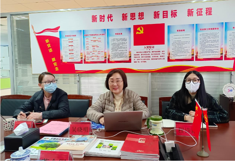 吳曉明秘書長以PPT的形式對寧波涂料行業(yè)現(xiàn)狀，協(xié)會秘書處精細化管理、如何通過“協(xié)會服務平臺”精準對接服務企業(yè)、團體標準工作等內(nèi)容作了介紹和分享，使河南涂協(xié)一行對協(xié)會及寧波涂料行業(yè)的發(fā)展進行了直觀和深入的了解。