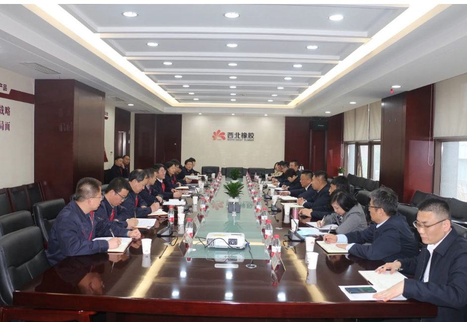 延長(zhǎng)石油物資集團(tuán)公司執(zhí)行董事、總經(jīng)理李曉恒一行到訪西橡公司，就物資采供和營(yíng)銷貿(mào)易等業(yè)務(wù)進(jìn)行交流座談。座談會(huì)上，公司采購(gòu)、銷售、財(cái)務(wù)等相關(guān)部門負(fù)責(zé)人同物資集團(tuán)相關(guān)負(fù)責(zé)人圍繞內(nèi)部互供、物資管理及營(yíng)銷貿(mào)易等工作進(jìn)行了深入探討和交流答疑。