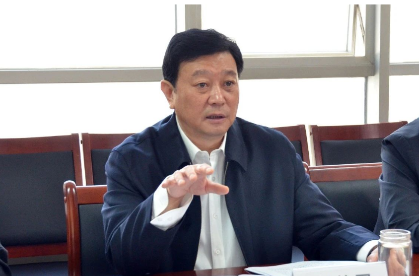劉普軍會長首先對李玉俊副市長一行的來訪表示熱烈歡迎。他指出，中國涂料行業(yè)堅定正確的政治方向，全面貫徹新發(fā)展理念，加快構(gòu)建新發(fā)展格局。目前中國涂料產(chǎn)業(yè)的發(fā)展布局尚不均衡，長三角、珠三角地區(qū)相對成熟，東北地區(qū)還有待開發(fā)。中國涂料工業(yè)協(xié)會將會大力支持牡丹江涂料產(chǎn)業(yè)的崛起，助力推動牡丹江乃至東北地區(qū)的經(jīng)濟(jì)發(fā)展。相信東北地區(qū)一定會在各級黨委、政府的領(lǐng)導(dǎo)下，砥礪前行、重現(xiàn)輝煌。