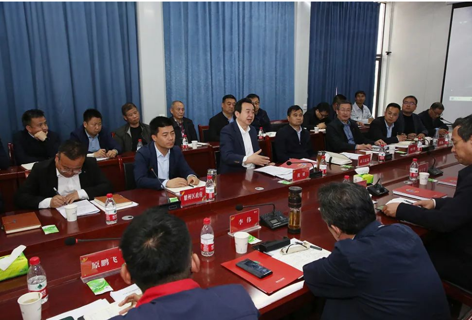 陜西省銅川市市委常委、常務(wù)副市長(zhǎng)黃勇，與山東玲瓏輪胎股份有限公司董事長(zhǎng)、總裁王鋒，進(jìn)行了座談交流。雙方深入交流了玲瓏重點(diǎn)項(xiàng)目推進(jìn)有關(guān)工作。
