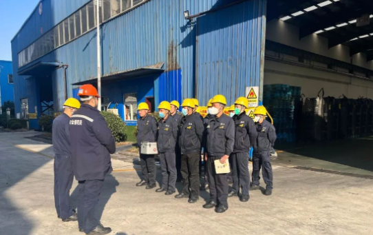 為進一步強化應(yīng)急預(yù)案保障措施的落實，提高企業(yè)應(yīng)對安全生產(chǎn)事故和突發(fā)性事件的能力，教育一線員工如何正確、準(zhǔn)確、迅速處理突發(fā)事件。濟寧黑貓在儲運中心開展機械傷害事故應(yīng)急演練。