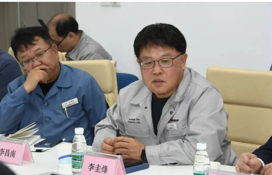 座談會(huì)上，李圭烽向盛榮生一行介紹了韓泰輪胎江蘇工廠的發(fā)展沿革、產(chǎn)品規(guī)格、產(chǎn)能概況、產(chǎn)品認(rèn)證、產(chǎn)線管理技術(shù)等方面內(nèi)容。
