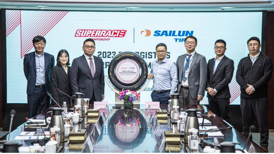 賽輪集團與韓國SUPERRACE公司在青島舉行“2023年CJ LOGISTIC SUPERRACE CHAMPIONSHIP”賽事簽約儀式，賽輪集團成為韓國最大賽事“CJ SUPERRACE GT CLASS”的獨家輪胎供應商，這標志著賽輪集團賽事胎在國際化市場的開拓上邁出了堅實的一步。