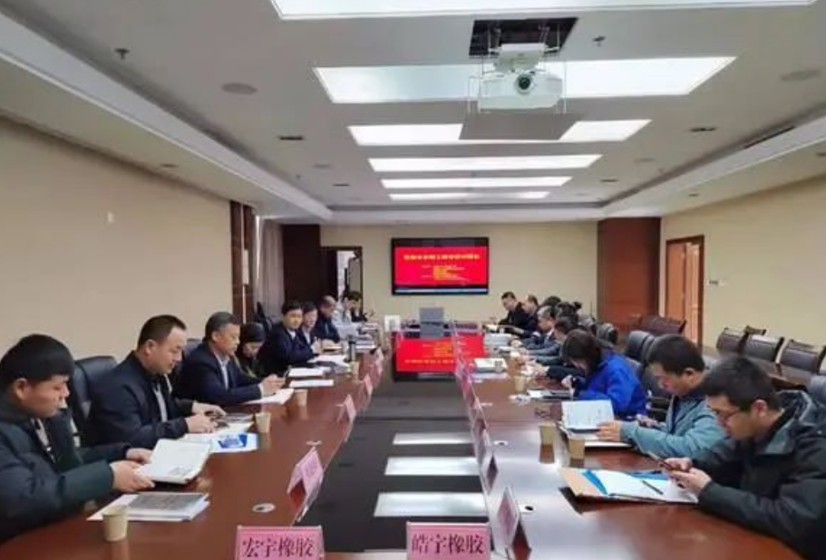 東營(yíng)市人社局、東營(yíng)市工信局、東營(yíng)職業(yè)學(xué)院和東營(yíng)科技職業(yè)學(xué)院聯(lián)合召開(kāi)了“輪胎企業(yè)招工政企校對(duì)接會(huì)”，這是該市今年以來(lái)的首場(chǎng)專項(xiàng)對(duì)接活動(dòng)。此次活動(dòng)旨在幫助解決該市橡膠輪胎企業(yè)的用工問(wèn)題。