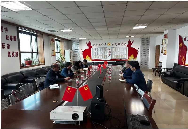 在此基礎(chǔ)上，該市兩家職業(yè)學(xué)院負(fù)責(zé)招生就業(yè)的同志與11家有用工需求的企業(yè)進(jìn)行面對(duì)面的現(xiàn)場(chǎng)對(duì)接。雙方進(jìn)行了逐一的雙向選擇，共達(dá)成用工需求意向533個(gè)，為企業(yè)用工提供了精準(zhǔn)服務(wù)。