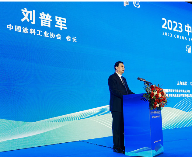 劉普軍指出，過去的一年，國際形勢復雜多變，世紀疫情反復延宕，經(jīng)濟復蘇動力不足，面對多重困難和嚴峻考驗，中國涂料人沉著應對，勇毅前行，成功實現(xiàn)中國連續(xù)14年穩(wěn)居全球涂料生產(chǎn)和消費大國第一位，涂料總產(chǎn)值超過4500億元，其上下游輻射相關行業(yè)產(chǎn)值高達4.5萬億元，充分表明涂料產(chǎn)業(yè)在我國社會經(jīng)濟發(fā)展中所起的作用舉足輕重，交出了一份令國人滿意、世人矚目的圓滿答卷。