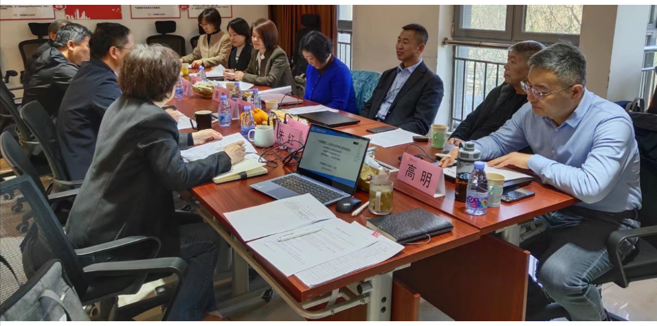 中國橡膠工業(yè)協(xié)會于上周在北京主持召開了團(tuán)體標(biāo)準(zhǔn)送審稿的審查會，審查的三項(xiàng)標(biāo)準(zhǔn)分別是《自然硫化丁基橡膠防腐襯里》、《浸膠簾子布克重試驗(yàn)方法》以及《鋼簾線單位產(chǎn)品能源消耗限額》。