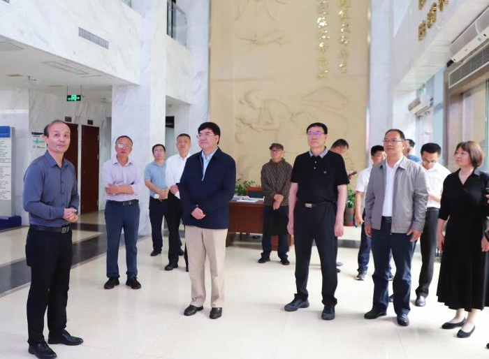 云南省政協(xié)副主席李學(xué)林一行到橡膠所調(diào)研了解海南省天然橡膠產(chǎn)業(yè)發(fā)展情況。中國熱科院副院長(zhǎng)張以山陪同調(diào)研。