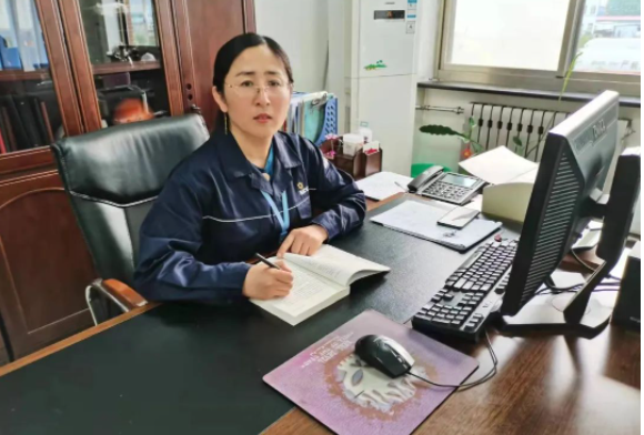 萬達集團·耐斯特炭黑有限公司劉明燕在第十二屆黃河口首席技師評選中榮獲榮譽稱號。經(jīng)過多輪角逐，劉明燕在眾多參賽者中脫穎而出。