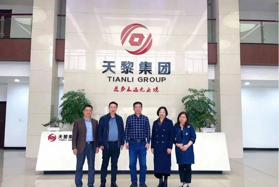 在交流中，李會長強調，這次協會走基層，訪實情，共發(fā)力的調研活動到武漢華中強化輪胎公司后感觸頗深，感謝華中強化輪胎公司為協會和市場輪胎循環(huán)利用作出的努力和貢獻。