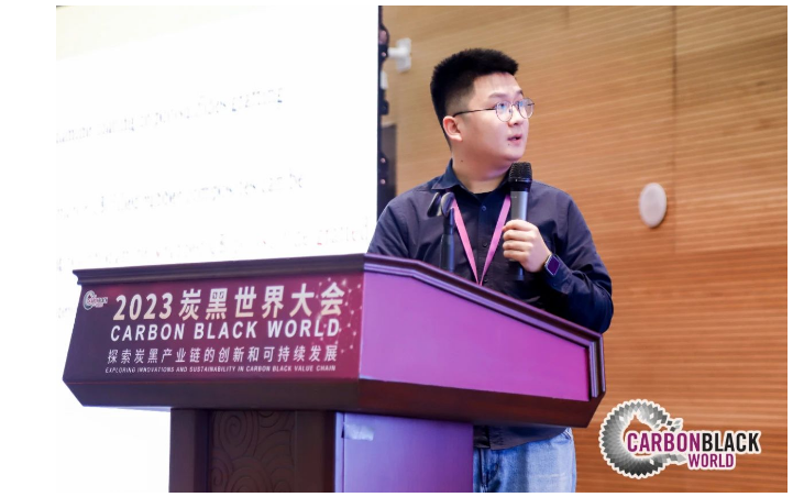 華南理工大學(xué)材料科學(xué)與工程學(xué)院郭寶春教授團(tuán)隊(duì)汪冬博士，受院長郭寶春委托，作了題為《橡膠/炭黑納米復(fù)合材料的界面調(diào)控與性能研究》的報告，報告介紹了通過界面調(diào)控改善炭黑在橡膠基體分散，提高界面相互作用的各種新方法和相關(guān)的機(jī)理，旨在制備出高性能兼具低滯后的橡膠/炭黑復(fù)合材料。
