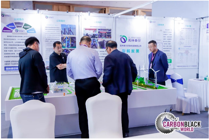 會議現(xiàn)場布置了展覽區(qū)，多家炭黑上下游企業(yè)布展，吸引了參會人員會議間隙前往洽談交流。