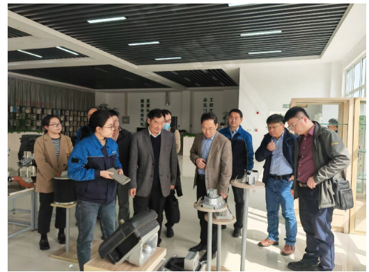 山東科技大學(xué)交通學(xué)院院長(zhǎng)莘嵩一行來到山東美晨工業(yè)集團(tuán)有限公司進(jìn)行參觀調(diào)研。本次交流中，雙方就開展校企合作、培養(yǎng)高端人才、共建校企研究平臺(tái)、推進(jìn)“產(chǎn)學(xué)研”深度融合等進(jìn)行深入探討交流。