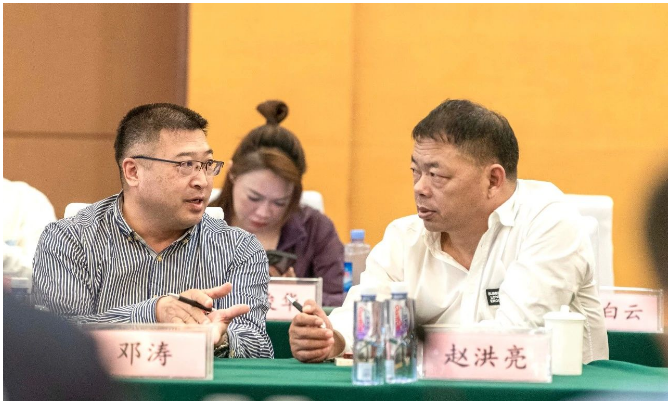 利通科技董事長趙洪亮首先對(duì)利通科技二十年來的發(fā)展歷程及未來十年的戰(zhàn)略規(guī)劃進(jìn)行了講解與解讀。董事長表示，利通科技將圍繞國內(nèi)外市場(chǎng)推動(dòng)實(shí)施品牌發(fā)展戰(zhàn)略，從市場(chǎng)渠道、人才儲(chǔ)備、產(chǎn)品集成、技術(shù)創(chuàng)新等方面實(shí)現(xiàn)“由基礎(chǔ)到先進(jìn)，由先進(jìn)到卓越”跨越式的發(fā)展。
