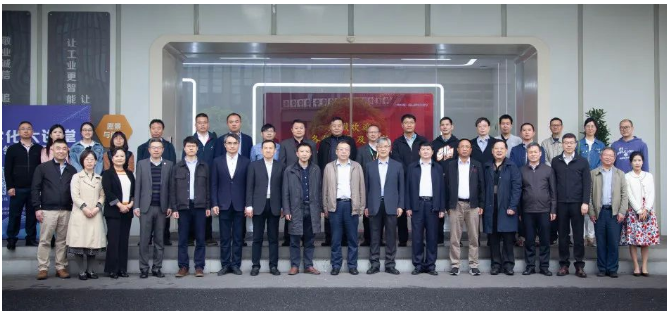 軟控股份有限公司參與了國家重點(diǎn)研發(fā)計劃“全價值鏈產(chǎn)品質(zhì)量精益管控智能分析軟件項目”的研究，以解決流程行業(yè)產(chǎn)品質(zhì)量管控面臨的挑戰(zhàn)。
