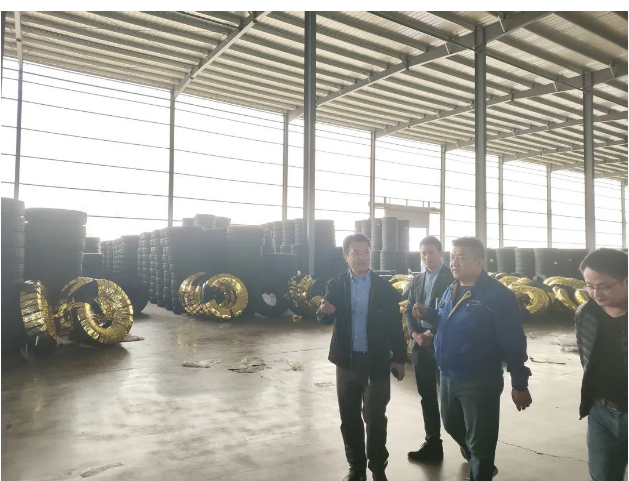 張永彬、余欣海深入兩家輪胎工廠，詳細了解實際運行情況。