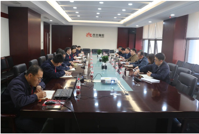 延長(zhǎng)石油集團(tuán)首席經(jīng)濟(jì)學(xué)家蒲小川一行蒞臨陜西延長(zhǎng)石油西北橡膠有限公司調(diào)研指導(dǎo)。調(diào)研組一行先后參觀了公司展廳、膠布制品分公司，現(xiàn)場(chǎng)聽(tīng)取了公司概況、生產(chǎn)運(yùn)營(yíng)、技術(shù)創(chuàng)新及后續(xù)發(fā)展規(guī)劃等工作情況。