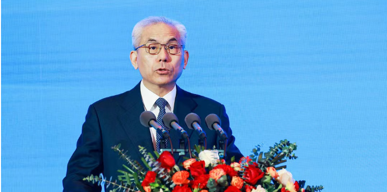 最后，中國涂料工業(yè)協(xié)會會長劉普軍希望以此次大會為新的契機(jī)，凝聚全行業(yè)力量，形成共識，攜手共進(jìn)，加快實施全行業(yè)創(chuàng)新驅(qū)動發(fā)展戰(zhàn)略，推動中國式現(xiàn)代化在涂料行業(yè)全面發(fā)展，為中華民族的偉大復(fù)興，共同譜寫新時代中國涂料行業(yè)更加燦爛輝煌美好的明天。