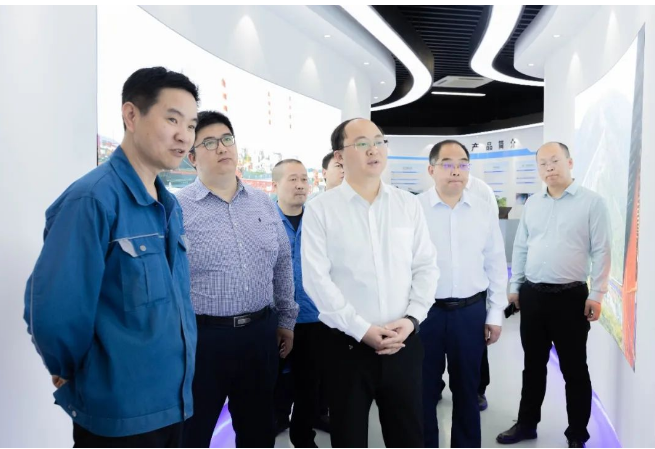 在座談會上，郎總分別從公司企業(yè)文化、科研成果、產(chǎn)品開發(fā)、營銷模式、市場建設等方面作了詳細的匯報。