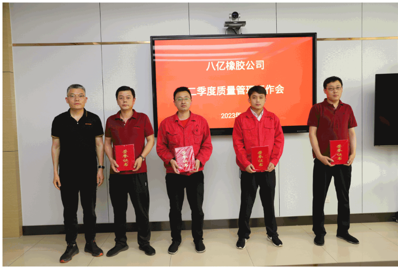 會上，對一季度工作中涌現(xiàn)出來的先進(jìn)個(gè)人和班組進(jìn)行表彰，“質(zhì)量擔(dān)當(dāng)”、“質(zhì)量能手”、“質(zhì)量先鋒隊(duì)”及“質(zhì)量過硬班組”4個(gè)獎項(xiàng)獲獎代表上臺領(lǐng)獎。