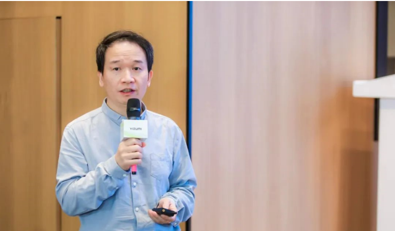 華南理工大學(xué)材料學(xué)院院長(zhǎng)郭寶春帶來(lái)了《可重復(fù)加工橡膠的設(shè)計(jì)和制備》的報(bào)告。他介紹了兼顧增強(qiáng)和可重復(fù)加工的動(dòng)態(tài)共價(jià)交聯(lián)橡膠的設(shè)計(jì)，包括界面可交換鍵、動(dòng)態(tài)共價(jià)鍵/動(dòng)態(tài)弱鍵等雙交聯(lián)設(shè)計(jì)，指出動(dòng)態(tài)共價(jià)交聯(lián)橡膠為可重復(fù)加工橡膠的設(shè)計(jì)提供了重要機(jī)遇。