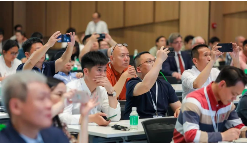 此次高峰論壇圍繞“綠色低碳、智創(chuàng)未來(lái)”的主題，業(yè)內(nèi)知名專家學(xué)者分享了多個(gè)業(yè)內(nèi)高精尖技術(shù)先進(jìn)課題，現(xiàn)場(chǎng)反響熱烈，不少與會(huì)客商進(jìn)行了積極互動(dòng)，對(duì)業(yè)內(nèi)目前存在的問題也進(jìn)行了深入討論。