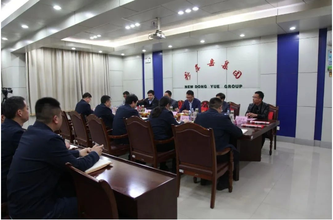 在隨后舉行的座談會(huì)上，集團(tuán)黨委書記、董事長(zhǎng)李勇熱情會(huì)見了來訪的青島大學(xué)專家學(xué)者，并與谷正教授、李群教授等人進(jìn)行了親切交談。同時(shí)，殷峰就公司發(fā)展歷程、產(chǎn)品制造與銷售、獲得榮譽(yù)以及項(xiàng)目開展情況，軒召民就公司技術(shù)中心、技術(shù)研發(fā)與產(chǎn)品開發(fā)等情況分別向青島大學(xué)專家學(xué)者做了詳細(xì)介紹。