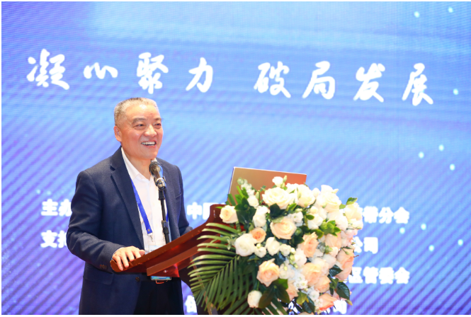膠管膠帶分會第十屆理事會理事長、無錫寶通科技股份有限公司董事長包志方向大會作了《直面當(dāng)前嚴(yán)峻形勢 凝心聚力 破局發(fā)展》的報告。他指出，過去一年，膠管膠帶行業(yè)整體表現(xiàn)不佳，實現(xiàn)利潤降幅明顯，但隨著國內(nèi)經(jīng)濟逐步復(fù)蘇，行業(yè)發(fā)展有望持續(xù)回升。他希望全行業(yè)能凝聚共識、匯聚力量，共同應(yīng)對挑戰(zhàn)，實現(xiàn)破局發(fā)展。