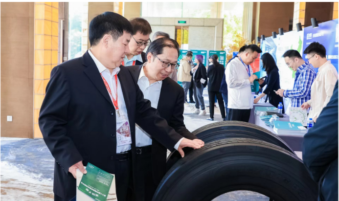 大會論壇期間，還舉行2022-2023 年度城市物流發(fā)展創(chuàng)新成果、創(chuàng)新產(chǎn)品以及優(yōu)秀案例發(fā)布，邀請國內(nèi)行業(yè)內(nèi)媒體、專家就創(chuàng)新成果和優(yōu)秀產(chǎn)品案例等內(nèi)容舉行發(fā)布活動。貴州輪胎憑借過硬的產(chǎn)品品質(zhì)、專家組調(diào)研以及用戶反饋，榮獲該殊榮。