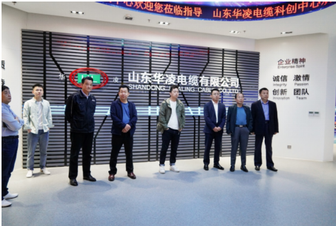 在山東華凌電纜有限公司，交流團(tuán)一行人首先參觀了電纜展廳。華凌電纜副董事長(zhǎng)王兆波為大家介紹了華凌電纜的發(fā)展歷程、人才培育、產(chǎn)品研發(fā)及企業(yè)榮譽(yù)等情況。