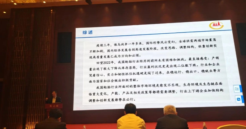 史一鋒指出，中國輪胎做大，并實現(xiàn)全球第一，離不開中國橡機行業(yè)的發(fā)展和支撐。下一步中國輪胎行業(yè)實現(xiàn)做強仍需要橡機行業(yè)再發(fā)力，需要雙方更緊密的合作來實現(xiàn)創(chuàng)新突破。