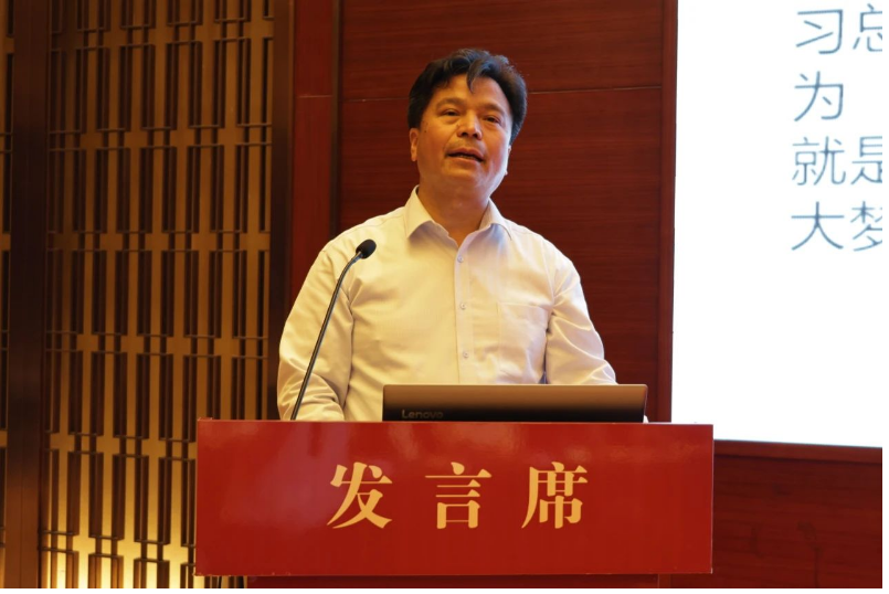 北京化工大學楊衛(wèi)民教授的報告是“輪胎設(shè)計與制造工藝裝備創(chuàng)新發(fā)展”，介紹了他從北京化工大學畢業(yè)后從事的橡膠機械開發(fā)、塑料機械開發(fā)，以及目前為輪胎制造裝備提出的創(chuàng)新設(shè)計理念。